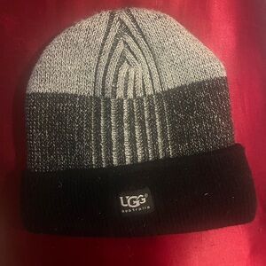 UGG Australia Unisex Two-Tone Knit Beanie in Black and Gray Preowned Great